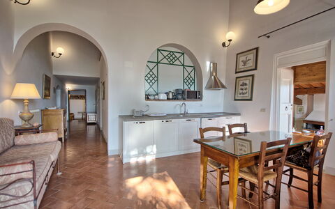 Villa Cona: Tabelle, Möbel, Couch, Stuhl, Holz, Bilderrahmen, Interior Design, Die Architektur, Cabinetry, Wohnzimmer