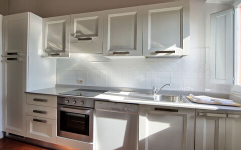 Villa Cona: Cabinetry, Spüle, Countertop, Sinken, Zapfhahn, Gebäude, Herd, Küche, Holz, Interior Design