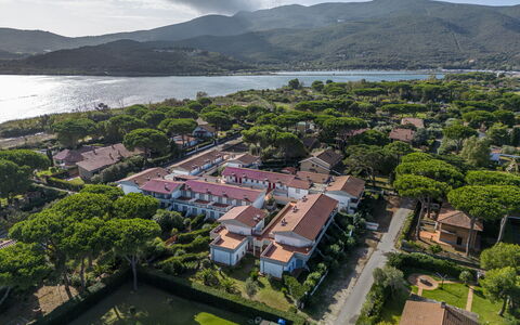 Giannella Beach Residence Apartment - Giannella, G: Wasser, Himmel, Eigentum, Wolke, Pflanze, Gebäude, Berg, Natur, Baum, Hochland