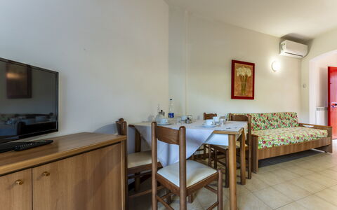 Giannella Beach Residence Apartment - Giannella, G: Möbel, Tabelle, Gebäude, Holz, Interior Design, Komfort, Flooring, Hartholz, Haus, Bilderrahmen