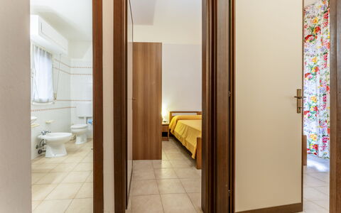 Giannella Beach Residence Apartment - Giannella, G: Holz, Gebäude, Fussboden, Tür, Flooring, Sinken, Haus, Badezimmer, Armatur
