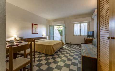 Giannella Beach Residence Apartment - Giannella, G: Möbel, Tabelle, Bilderrahmen, Holz, Flooring, Fussboden, Zimmerpflanze, Wohnzimmer, Fenster