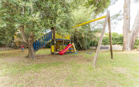 Giannella Beach Residence Apartment - Giannella, G: Pflanze, Baum, Grundstueck, Schatten, Gras, Spielplatz, Spielmittel, Öffentlicher Raum, Freizeit, Stadt