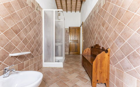 Podere Marcigliana - Radicondoli: Spiegel, Eigentum, Zapfhahn, Armatur, Sinken, Gebäude, Badezimmer, Holz, Bad Sink, Interior Design