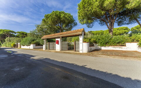 Giannella Apartment - Orbetello, Toscana: Himmel, Wolke, Eigentum, Pflanze, Strassenbelag, Baum, Asphalt, Schatten, Grundstueck, Nachbarschaft