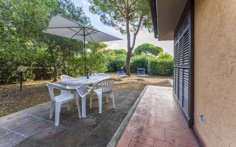 Giannella Apartment - Orbetello, Toscana: Pflanze, Eigentum, Gebäude, Möbel, Tabelle, Natur, Schatten, Baum, Gartenmöbel, Die Architektur