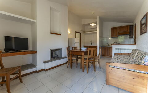 Giannella Apartment - Orbetello, Toscana: Tabelle, Möbel, Eigentum, Bilderrahmen, Holz, Fernsehen, Gebäude, Schublade, Interior Design, Stuhl