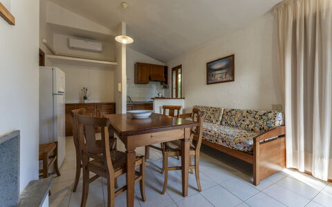 Giannella Apartment - Orbetello, Toscana: Möbel, Tabelle, Azurblau, Holz, Stuhl, Flooring, Fussboden, Gebäude, Hartholz, Vorhang