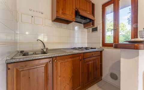 Giannella Apartment - Orbetello, Toscana: Braun, Cabinetry, Spüle, Countertop, Eigentum, Möbel, Sinken, Zapfhahn, Gebäude, Küche