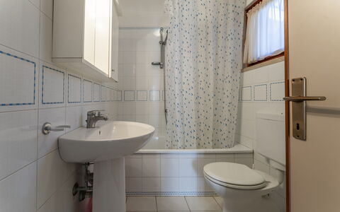 Giannella Apartment - Orbetello, Toscana: Spiegel, Zapfhahn, Sinken, Armatur, Bad Sink, Eigentum, Badezimmer, Schwarz, Lila, Interior Design