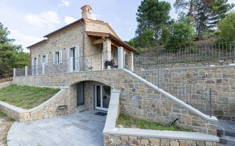 Villa Luana: Himmel, Pflanze, Gebäude, Fenster, Treppe, Baum, Wolke, Haus, Wand, Tür