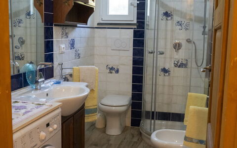 Podere Elsa: Wäschekammer, Badezimmerschrank, Sinken, Eigentum, Armatur, Zapfhahn, Bad Sink, Lila, Gebäude, Badezimmer