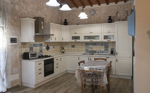 Podere Elsa: Cabinetry, Countertop, Möbel, Eigentum, Herd, Holz, Küche, Interior Design, Schublade, Küchengerät