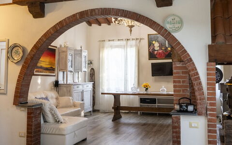 Podere Elsa: Tabelle, Gebäude, Holz, Couch, Interior Design, Bilderrahmen, Stuhl, Fussboden, Wohnzimmer, Haus