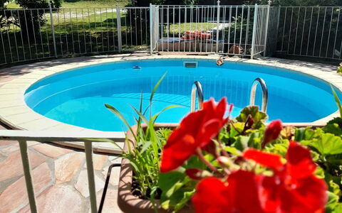Podere Elsa: Wasser, Blume, Pflanze, Gebäude, Schwimmbad, Blumentopf, Baum, Azurblau, Botanik, Zaun