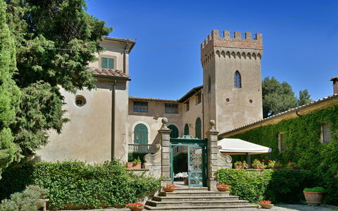 Torre Di Montelopio: Pflanze, Himmel, Eigentum, Fenster, Gebäude, Baum, Grundeigentum, Fassade, Stadt, Haus