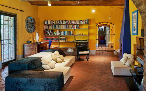 Villa Botinaccio: Möbel, Eigentum, Couch, Bilderrahmen, Tabelle, Wohnzimmer, Die Architektur, Holz, Interior Design, Bücherregal