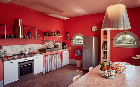 Villa Botinaccio: Cabinetry, Gebäude, Beleuchtung, Bilderrahmen, Countertop, Küche, Holz, Interior Design, Tabelle, Haushaltsgerät