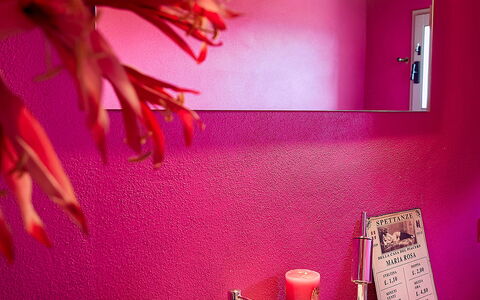 Villa Botinaccio: Zapfhahn, Sinken, Armatur, Bad Sink, Lila, Licht, Badezimmer, Interior Design, Beleuchtung, Rosa