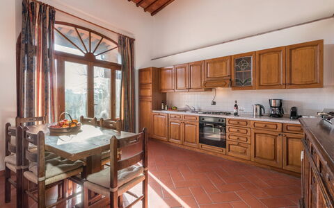 Le Masse - Greve In Chianti, Toscana: Cabinetry, Möbel, Countertop, Eigentum, Tabelle, Küche, Holz, Fenster, Küchengerät, Stuhl