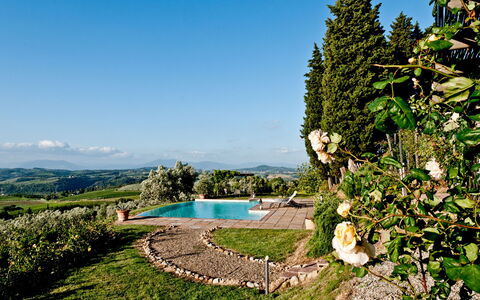 Cottage Botinaccio: Himmel, Pflanze, Natur, Natürliche Landschaft, Wasser, Baum, Grundstueck, Schwimmbad, Gras, Blume