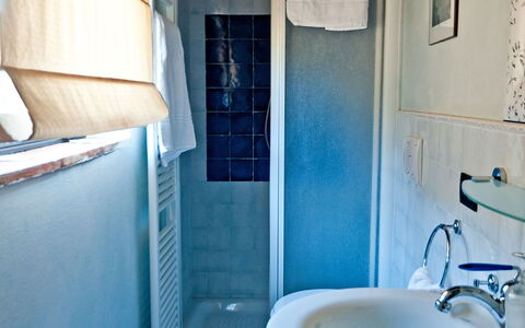 Cottage Botinaccio: Zapfhahn, Sinken, Armatur, Eigentum, Blau, Azurblau, Badezimmer, Lila, Spiegel, Bad Sink