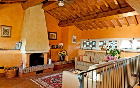 Cottage Botinaccio: Eigentum, Möbel, Couch, Gebäude, Holz, Interior Design, Bilderrahmen, Wohnzimmer, Wand, Fenster
