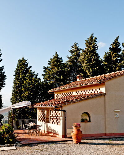Cottage Botinaccio: Himmel, Pflanze, Gebäude, Baum, Tür, Fenster, Hütte, Freizeit, Fassade, Landschaft