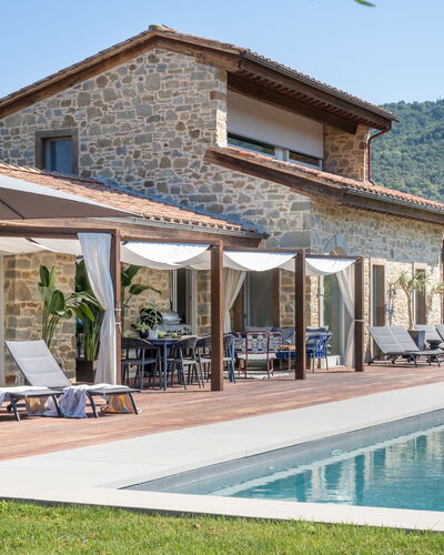 Villa Lilli & Spa: Wasser, Himmel, Pflanze, Eigentum, Gebäude, Fenster, Schwimmbad, Baum, Schatten, Freizeit