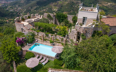 Villa Maestosa - Camaiore, Toscana: Eigentum, Pflanze, Gebäude, Baum, Die Architektur, Wohngebiet, Wasser, Fenster, Landschaft, Grundeigentum