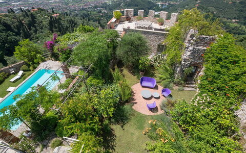 Villa Maestosa - Camaiore, Toscana: Eigentum, Gebäude, Pflanze, Azurblau, Baum, Vegetation, Urban Design, Nachbarschaft, Landschaft, Freizeit