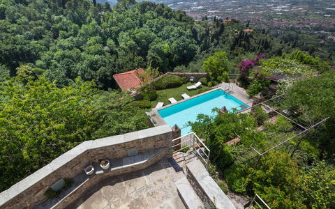 Villa Maestosa - Camaiore, Toscana: Eigentum, Wasser, Pflanze, Schwimmbad, Baum, Gebäude, Urban Design, Freizeit, Landschaft, Wohngebiet