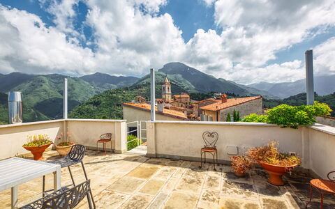 Villa Maestosa - Camaiore, Toscana: Wolke, Himmel, Gebäude, Eigentum, Möbel, Blumentopf, Berg, Zimmerpflanze, Gartenmöbel, Stuhl