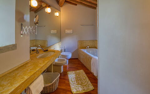 Villa Maestosa - Camaiore, Toscana: Armatur, Zapfhahn, Sinken, Spiegel, Holz, Interior Design, Badezimmer, Flooring, Fussboden, Hartholz