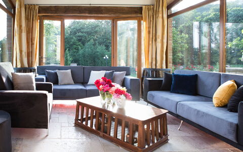 Villa Niccione: Blume, Möbel, Tabelle, Couch, Eigentum, Pflanze, Interior Design, Beleuchtung, Studio Couch, Wohnzimmer
