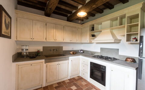Villa Niccione: Cabinetry, Countertop, Eigentum, Herd, Küchengerät, Küche, Holz, Cooktop, Interior Design, Haushaltsgerät