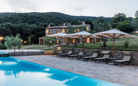 Villa Niccione: Wasser, Himmel, Wolke, Pflanze, Eigentum, Gebäude, Schwimmbad, Baum, Arecales, Strandresort