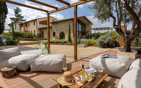 Pendolino Spereto Apartment With Pool, Montaione: Möbel, Interior Design, Stuhl, Zuhause, Garten, Schatten, Gartenmöbel, Hinterhof, Terrasse, Eco Hotel