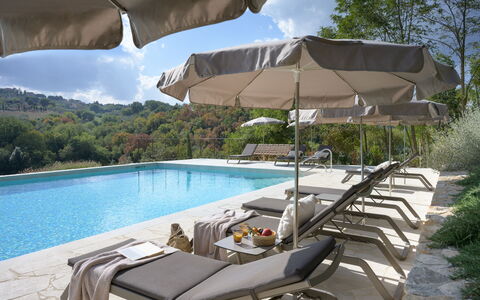 Pendolino Spereto Apartment With Pool, Montaione: Wasser, Pflanze, Wolke, Eigentum, Himmel, Schwimmbad, Azurblau, Schatten, Gartenmöbel, Regenschirm