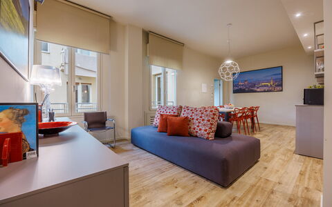 Lucy Florence Charming Modern Apartment Near Piazz: Möbel, Eigentum, Couch, Tabelle, Fenster, Holz, Orange, Komfort, Gebäude, Interior Design