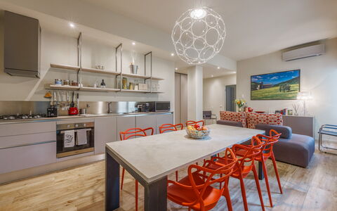 Lucy Florence Charming Modern Apartment Near Piazz: Tabelle, Möbel, Eigentum, Stuhl, Cabinetry, Holz, Countertop, Interior Design, Orange, Flooring