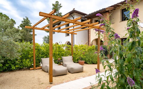 Nocellara Spereto Apartment With Pool, Montaione: Holz, Garten, Schatten, Outdoor Struktur, Hinterhof, Landscaping, Gartenmöbel, Pergola, Holzbeize