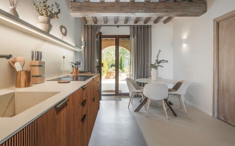 Coratina Spereto Apartment with Pool, Montaione: Cabinetry, Möbel, Tabelle, Countertop, Holz, Beleuchtung, Zimmerpflanze, Küche, Die Architektur, Interior Design