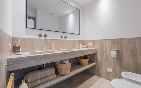 Coratina Spereto Apartment with Pool, Montaione: Spiegel, Zapfhahn, Eigentum, Sinken, Armatur, Bad Sink, Badezimmer, Interior Design, Holz, Countertop