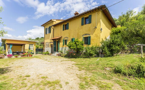 La Casa Di Elda, Holiday Home With Pool, Uzzano, T: Himmel, Wolke, Pflanze, Gebäude, Eigentum, Fenster, Haus, Baum, Grundstueck, Vegetation