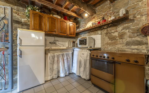 La Casa Di Elda, Holiday Home With Pool, Uzzano, T: Cabinetry, Countertop, Holz, Gebäude, Küche, Küchengerät, Herd, Interior Design, Fussboden, Flooring