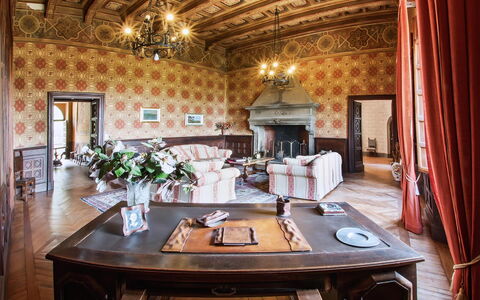 Palazzo Trasimeno: Tabelle, Eigentum, Möbel, Dekoration, Pflanze, Stuhl, Interior Design, Fussboden, Blume, Vorhang