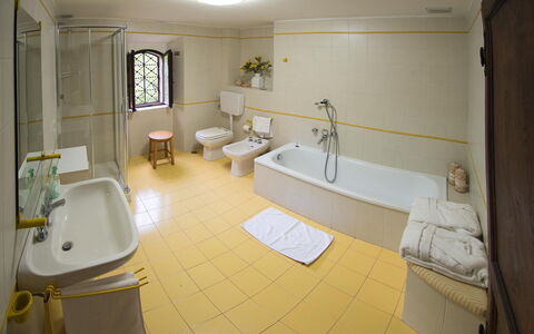 Palazzo Trasimeno: Badewanne, Armatur, Zapfhahn, Sinken, Eigentum, Spiegel, Gebäude, Badezimmer, Interior Design, Gelb