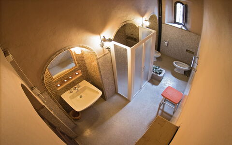 Palazzo Trasimeno: Gebäude, Beleuchtung, Treppe, Interior Design, Holz, Fenster, Haus, Lampe, Decke, Zimmerpflanze