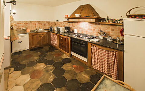 Palazzo Trasimeno: Countertop, Cabinetry, Eigentum, Küche, Herd, Holz, Beleuchtung, Interior Design, Flooring, Fussboden